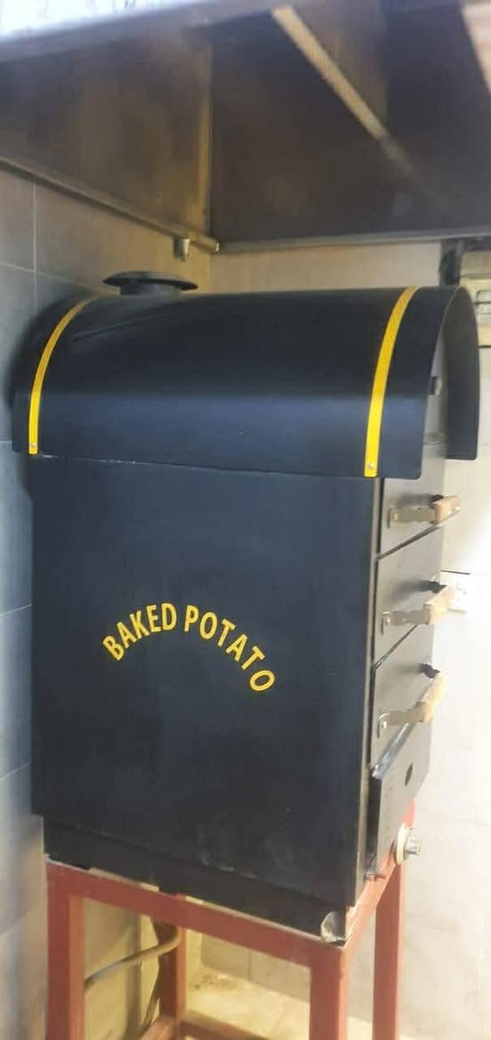 سلام عليكم للبيع استخدام واحد سنة
١. فرن كومبير  اربع ابواب مع هيكل حديدي تحته سعر ٤٥٠
٢.مكينة شاي سعر ١٠٠ 
٣. نافورة سعر  ٣٠٠ 
٤. حماية شوكلات سعة ٣ بلانك سعر ٢٠٠
للاستفسار ***********
