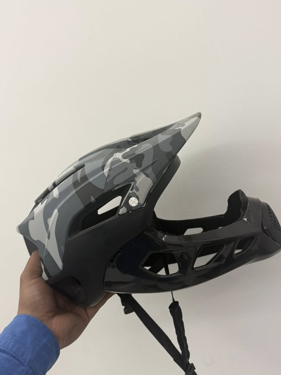 سلام عليكم
للبيع اغراض اصليه مستخدمه فقط 

خوذه عاديه جبليه الجديد ب٥٠ دولار بالمواقع يعني ٧٠ الف 
اني ابيع ب ٣٥ الف  

خوذه داون هيل نظيفه جداً ما مستخدمه فقط لابسها
الجديده ب ٨٠٠ درهم او ٢١٠ دولار يعني ٣٠٠ الف اني ابيع ١٥٠ الف 

خوذه واقية راس من سبشلايزد 
ب٦٦ يورو ( ١٠٠ ) اني ابيع ٥٠ الف

الي يريد ياخذ الغراض كلهن يدفعلي سعر بالخاص 
او هذا رقمي 
0780 966 55 99
