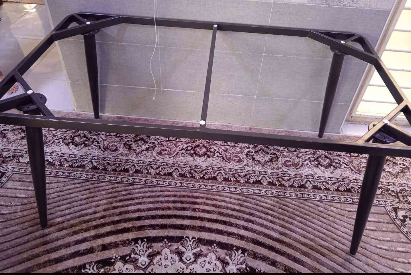 الهيكل مصنوع من الحديد المتين والسطح مصنوع من المرمر الطبيعي و طول الميز 120 cm وعرضه 90 cm و ارتفاعه 75 ***********cmواتساب
