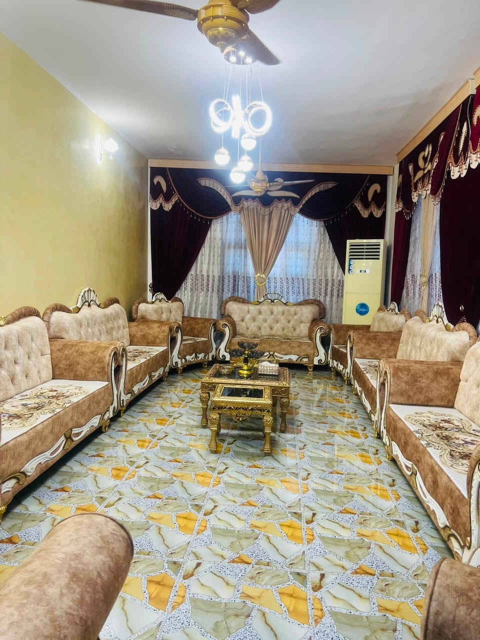 بيت في منطقة الزوية مساحة ٣٣٠متر يحتوي على غرفتين وصالة وحمام ومطبخ واستقبال وحديقة وكراج لاستفسار على رقم ***********
