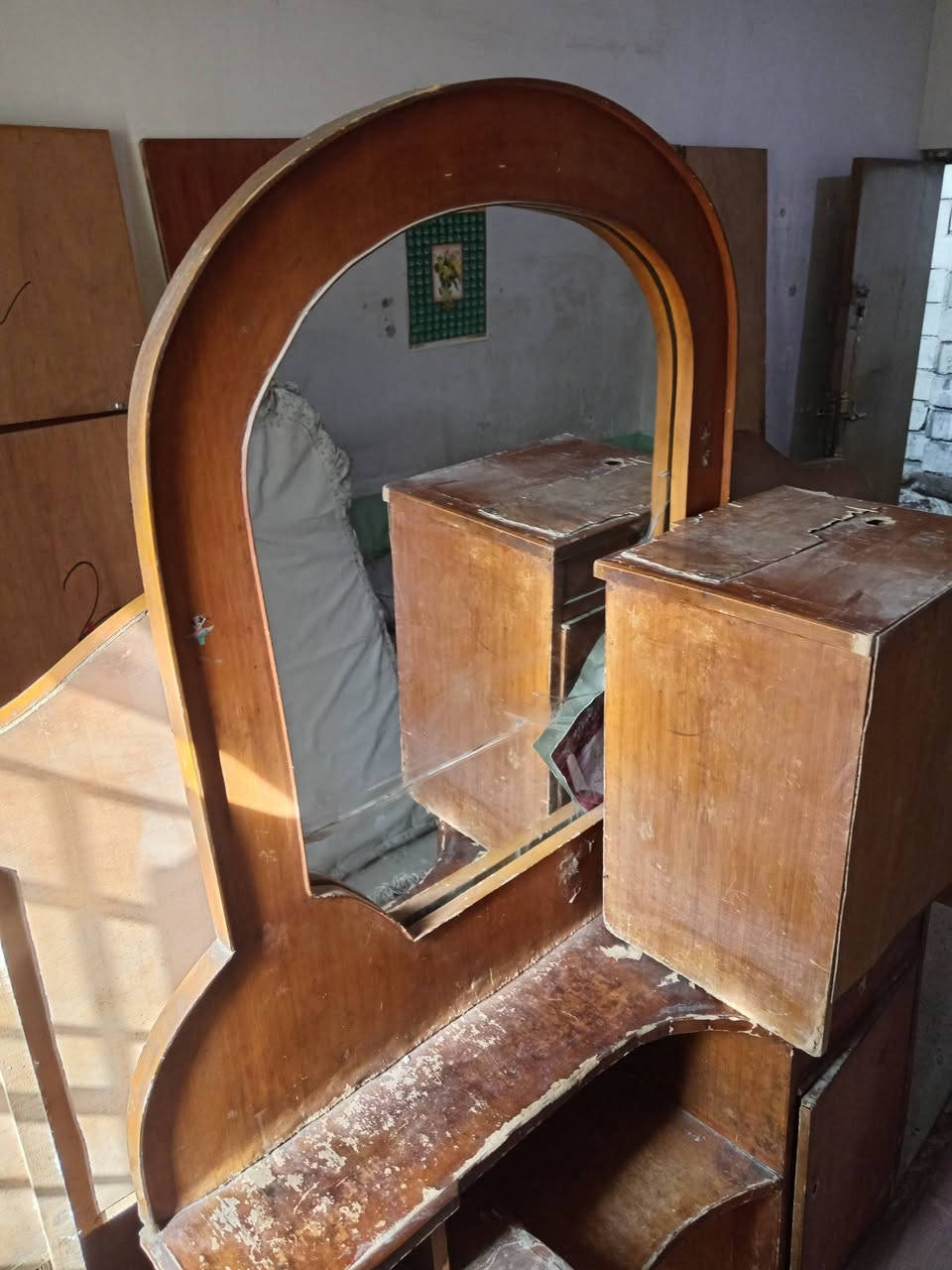 غرفة اخشاب ٦بيبان يرادله ترتيب للبيع ب ٣٠٠ وبيه مجال رقم تلفون *********** مكاني بغداد قرب مرور التاجيات
