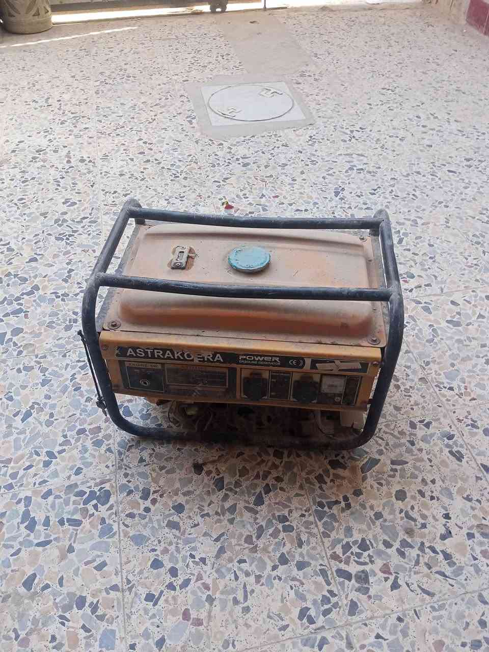 السلام عليكم عندي مولدات 2 وحده 2ونص كيفي اريدهه 150 الف 
والثانيه 5 كيفي وتشتغل غاز وبانزين اريدهه 250 الف الي يريد يتصل ***********
