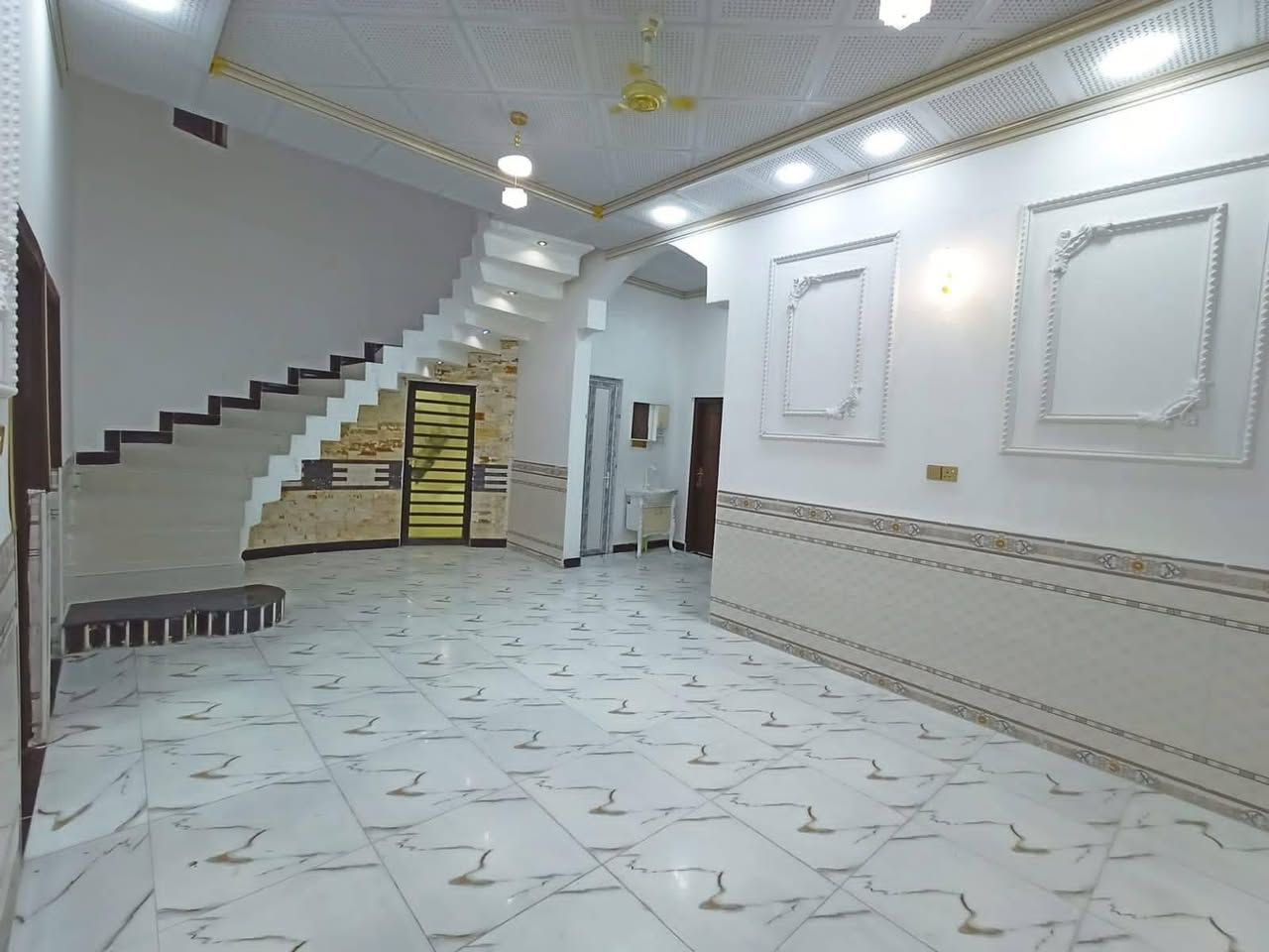 اسعد الله اوقاتكم بكل خير 

***********

عن توفر بيت للبيع  

[#مساحة]( 200 متر 

طابو زراعي عراقي وكاله ونسخه من طابو

يحتوي البيت على 

غرفه نوم 2

ديوان

مطبخ

صاله

صحيات داخلي وخارجي

[#البناءجديد درجه اولى 

منطقه هدوئ

 ومتوفر بيها

جميع الخدمات  ماء كهرباء 

مدارس حكوميه ومدارس اهليه 

شارع 8 متر 

[#السعر 110وبي مجال

[#العنوان بصره ابي الخصيب  

حمدان المعاريف  طريق سيد حامد

جميع الخدمات ماي كهرباء شارع 8 متر 

فارق جاهز للسكن تستلم بيتك عند المكتبة مباشر 

منطقه بقمت الروعه تجي وشوف بلخدمه
