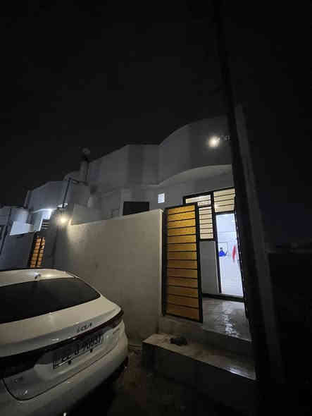 سلام عليكم بيت مساحه 100متر   عنوان البصره شط العرب شارع صقر حي رايه معه اثاث غرف نوم 2صاله حمامات ديوانيه سعر53وبي مجال اثاث+ لبيت غرفت نوم+ 3سبالت +قنفات +كامرات  فتفسار اتصل***********
