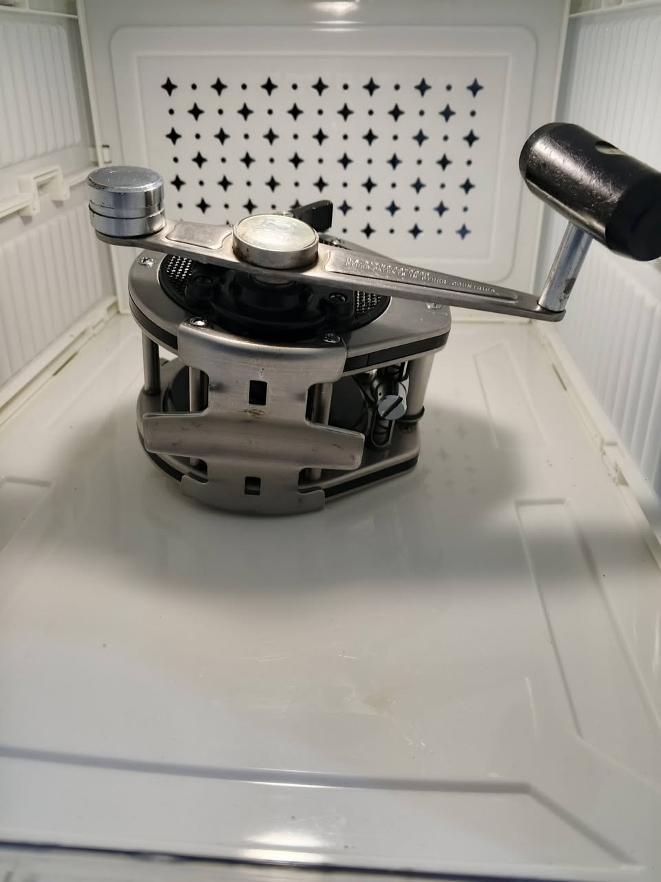 السعر //55 الف /// التوصيل 5
نظام براءة الاختراع: الماكينة مسجلة ببراءة اختراع أمريكية برقم (U.S. PAT. NO. 3.870.935)، بالإضافة إلى براءات اختراع في دول أخرى، مما يؤكد جودة التصميم الهندسي الفريد لها.
-------------
المواصفات :
1-النوع والماركة: ماكينة صيد ريوبي (Ryobi)، من طراز Ocean Master  60C .
2-بلد الصنع: صناعة يابانية (Made in Japan)، وتعتبر من الفئات الكلاسيكية القوية والمتينة.
3-التصميم والهيكل: * هيكل معدني قوي مع أغطية جانبية مقاومة للظروف البحرية القاسية.
4-التصميم "بكرة عرضية" (Conventional Reel) مخصص للصيد في المياه العميقة أو الصيد من القارب (جر أو تسقيط).
5-نظام المقبض: ذراع تدوير أحادي قوي مع قبضة بلاستيكية كبيرة مريحة لليد، مما يوفر عزم دوران عالي عند سحب الأسماك الكبيرة.
المميزات التقنية:
1/مزودة بمفتاح تشغيل/إيقاف لمنبه السحب (Clicker) الموجود على الجانب.
2/نظام سحب (Drag) قابل للتعديل للتحكم في قوة خروج الخيط.
3/بكرة داخلية واسعة تسمح باستيعاب كمية كبيرة من خيوط الصيد السميكة.


**إذا كنت صاحب هذا الإعلان وتريد حذفه لأي سبب، رجاءا أرسل رسالة إلى الدعم الفني**