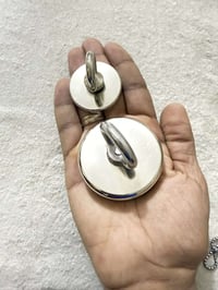 مغناطيس قوي • يتحمل وزن عالي • بالعافيه