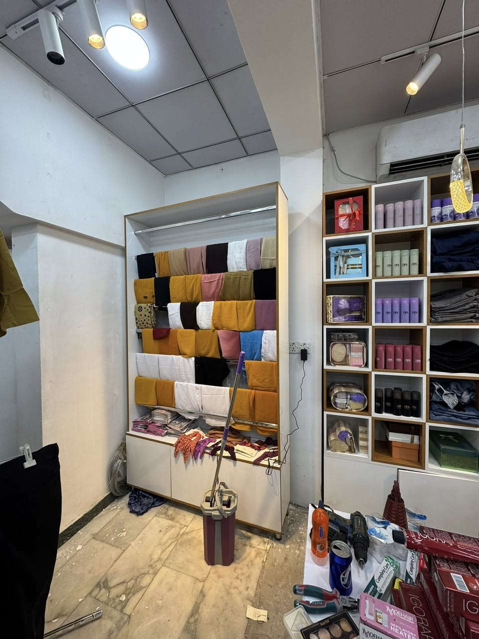 للبيع الرفوف فقط والميز بدون البضاعة
كربلاء حي الموظفين . 
***********
