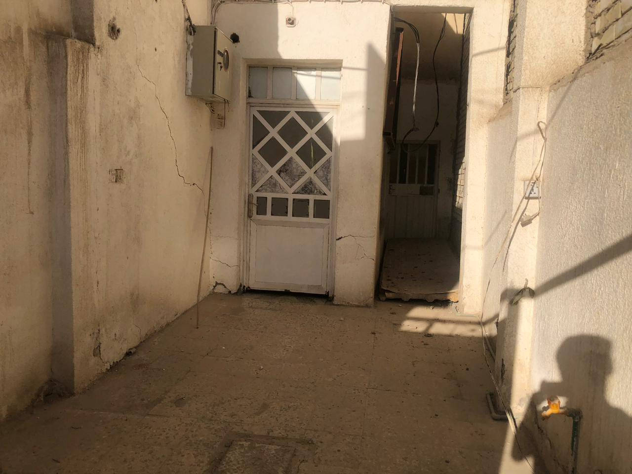 السلام عليكم للبيع دار في الكوفه حي الجامعه على الشارع الفاصل بين الجامعه والمتنبي مساحه 200 متر
يحتوي على 5 غرف الدار تجاري مع محلات 2 مؤجرات طول السنه مع الدار 
(بس بسبب البيع طلعت المؤجرين)
***********
