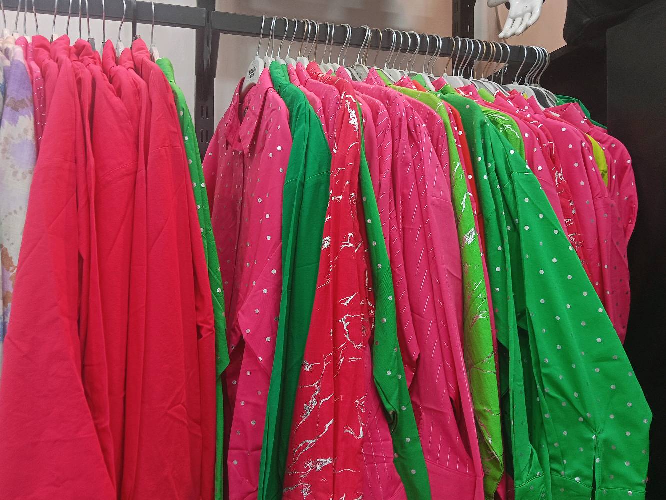 سعر القطعه 10 الاف دينار ويوجد توصيل لجميع المحافظات الحجز يتم عن طريق  مراسلتي على الواتساب رقم الواتساب *********** في حال طلب اكثر من قطعتين يكون التوصيل مجاني لجميع المحافظات