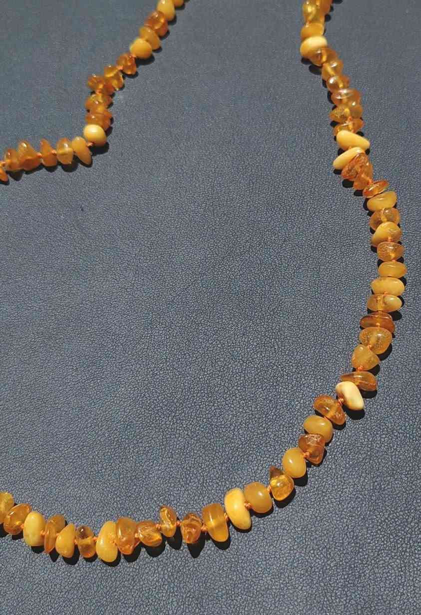 قلادة الكهرمان الطبيعي 💛
كهرب طبيعي بولوني من بحر بلطيق 🇵🇱

🟡 الفوائد الصحية (حسب الطب الشعبي)
- يمتص الطاقة السلبية ويمنح الإحساس بالهدوء.
- يساعد على تنشيط الدورة الدموية.
- يخفف من آلام المفاصل والرقبة عند ارتدائه كسوار أو قلادة.
-  يقوي المناعة ويحسن من عمل الغدة الدرقية.
- يساعد على تخفيف القلق والتوتر وتحسين المزاج.
- كذلك يوضع للأطفال لتخفيف آلام التسنين
- ولحديثي الولادة لتخفيف اعراض الابو صفار (خرزة الابو صفار).

#كهرب #كهرمان #قلادة #قلادة #عراق


**إذا كنت صاحب هذا الإعلان وتريد حذفه لأي سبب، رجاءا أرسل رسالة إلى الدعم الفني**