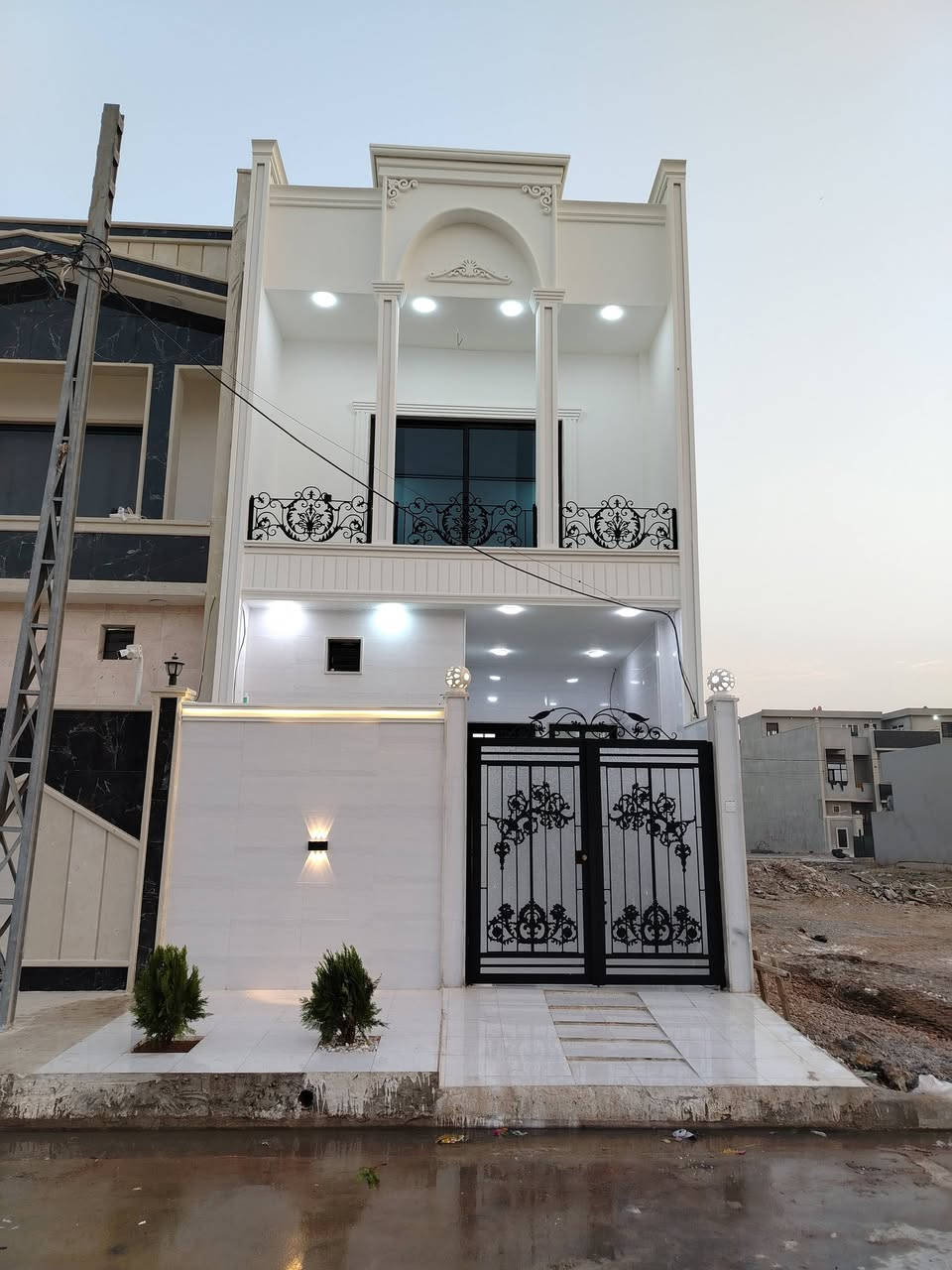 دار   للبيع في حي الشيماء مقاطعه 6

قرب جامع المستغفرين

البيت زيرو

المساحة 100 متر 

الواجهه 5 

العمق 20 

سند طابو زهور شرط التحويل  سند جديد

تستلم البيت  فوري

البناء هندسي VIP

نظام سبالت 

نظام انترنت 

نظام كاميرات 

نظام دكتات 

نظام ستالايت 

نظام غسالات 

يتكون الدار من طابقين 

الطابق الأول يحتوي على غرفة نوم واستقبال وهول ومطبخ وصحيات داخلية وخارجية ومنور 

الطابق الثاني غرفتين نوم وهول وصحيات

للاستفسار الاتصال على الارقام

***********

***********

او مرجعة مكتب نخلة الخليج الكائن في يارمجه الشرقيه
