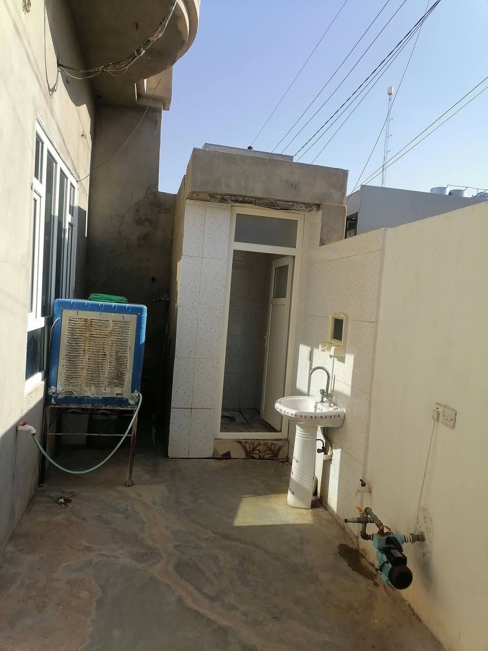 دار طابو طابقين للبيع مساحة ٢٠٠ متر سيراميك قريب من من دائرة الكهرباء وحديقة سوق حس قوان السعر ١٢٢ مليون بيه مجال  للاستفسار مراجعة مكتب علي البياتي للعقار مقابل معارض السيارات اوالاتصال بالارقام *********** او ***********
