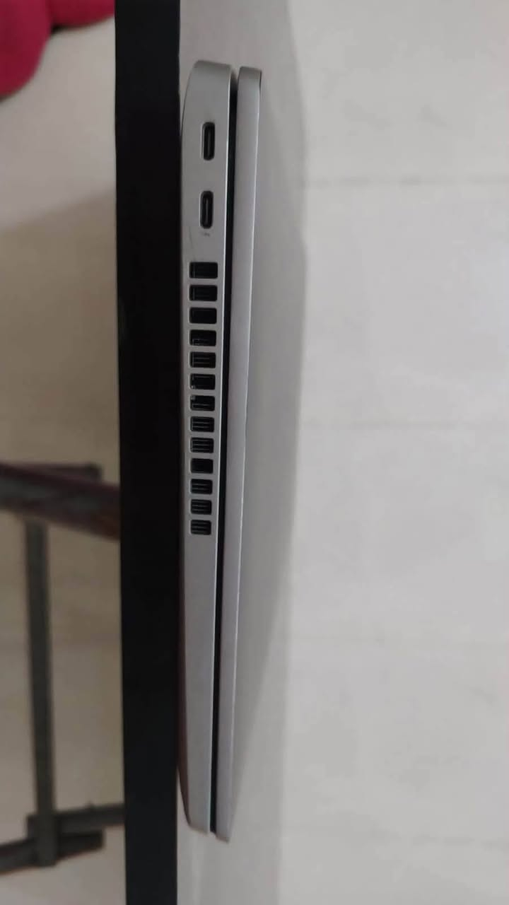 Dell Latitude 5420
🔹 المعالج: Intel Core i5 – الجيل الحادي عشر (11th Gen)

🔹 الرام: 8GB DDR4 3600MHz

🔹 التخزين: NVMe 256GB

🔹 الشاشة: 14 إنش FHD IPS، بتقنية Anti-Glare (ما تعكس الضوء، وضوح ممتاز حتى بمكان فيه إنارة قوية أو الشمس)

🔹 كارت الشاشة: Intel Iris Xe

🔹 لوحة مفاتيح Backlit (إضاءة خلفية)

🔹 منفذين Thunderbolt 4 و يدعم جميع المنافذ USB

🔹 واي فاي Wi-Fi 6 + بلوتوث 5.1

🔹 النظام: Windows 11 Pro أصلي

🔹 معتمد بمواصفة MIL-STD-810H (اختبارات سقوط، اهتزاز، حرارة قصوى) — جسم الجهاز مصمم يتحمل الاستخدام اليومي القاسي وسفرات الشغل

🔹 هيكل مقوّى بالألمنيوم وألياف الكاربون

🔹 حساس بصمة (Fingerprint Reader) مدمج بزر التشغيل

🔹 شريحة TPM 2.0 لحماية البيانات

🔹 غطاء خصوصية للكاميرا (Camera Privacy Shutter)

🔹 تقنية ExpressCharge تشحن البطارية لـ80% خلال 30 دقيقة فقط

🔹 عمر استخدام يوصل لـ8-10 ساعات بالاستخدام الطبيعي

الملحقات:

✔️ الشاحن الأصلي 65W

✔️ حقيبة هدية

💰 السعر: 400 ألف دينار *والتوصيل مجانا*

📍 استخدام خفيف جداً، بدون أي خدوش أو كسور، هيكل ولوحة مفاتيح وشاشة بحالة ممتازة تشبه الجديد تماماً.
التواصل واتساب *********** ..
