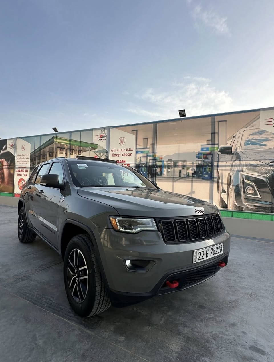 السلام عليكم 
جيب كراند شيروكي ترايل هوك 2020 لون سمنتي 
Jeep Grand Cherokee (Trailhawk) hemi 5.7
رقم اربيل بأسم شركة تريد تحويل تريد وكالة 
وارد كندي حادث جاملغ وبنيد بدون شاصي  وبيها بارد بالباب خلف السايق
 كير مكينة كفالة من كلشي 
فول عدا الرادار الامامي 
مكينة 8 سلندر 5.7
فتحة بنوراما 
جكات بلادي (چوبلس)
رادار خلفي 
رادار جانبي (نقطة عمياء)
كشنات جلد مطرز 
كشنات امامي تدفئة تبريد خلفي تدفئة 
كشنات كهربائية 
ستيرن كهربائي 
ستيرن تدفئة 
خزن وضعيات (ميموري)
مرئي قلاب 
مرايات شفط 
صندوك كهربائي 
5 وضعيات قيادة 
4 ويل /2 ويل 
وباقي مواصفات الترايل هوك معروفة 
ماشية 60 mi 
السعر 228  للبيع او مرواس حسب القناعة
0771174441
***********
