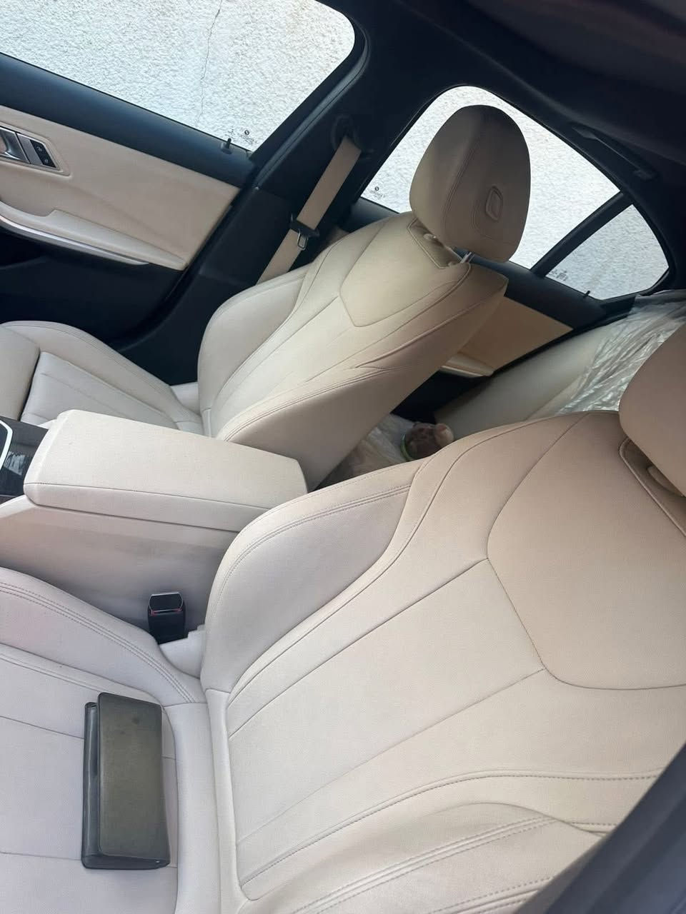 السلام عليكم
BMW 330i 2021

رادارات 360درجة 🌟

حساسات امامية خلفية ☄️

كامرا خلفية 

داخل جلد بيج بلادي 

تدفئة كراسي 

كراسي كهرب 

لايتات امامية متحركة 

لايتات زينون. بلادي 

كراسي ميموري 

السيارة ماشية 57mile 

وبيها مواصفات بعد خير من الله

حادثها الباب خلفي فقط ومبدل نفس اللون  
مكاني غزالية 
***********
