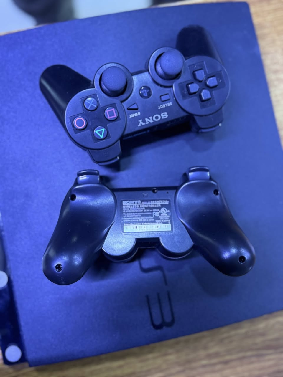 السلام عليكم 
بلي ستيشن ثري سليم 
المواصفات الهارت 500ك بي 35لعبة كامل ملحقات +ليدتين اصلية نضافة 100
السعر125
العنوان حي الوحده سادين الكنيسة
***********
