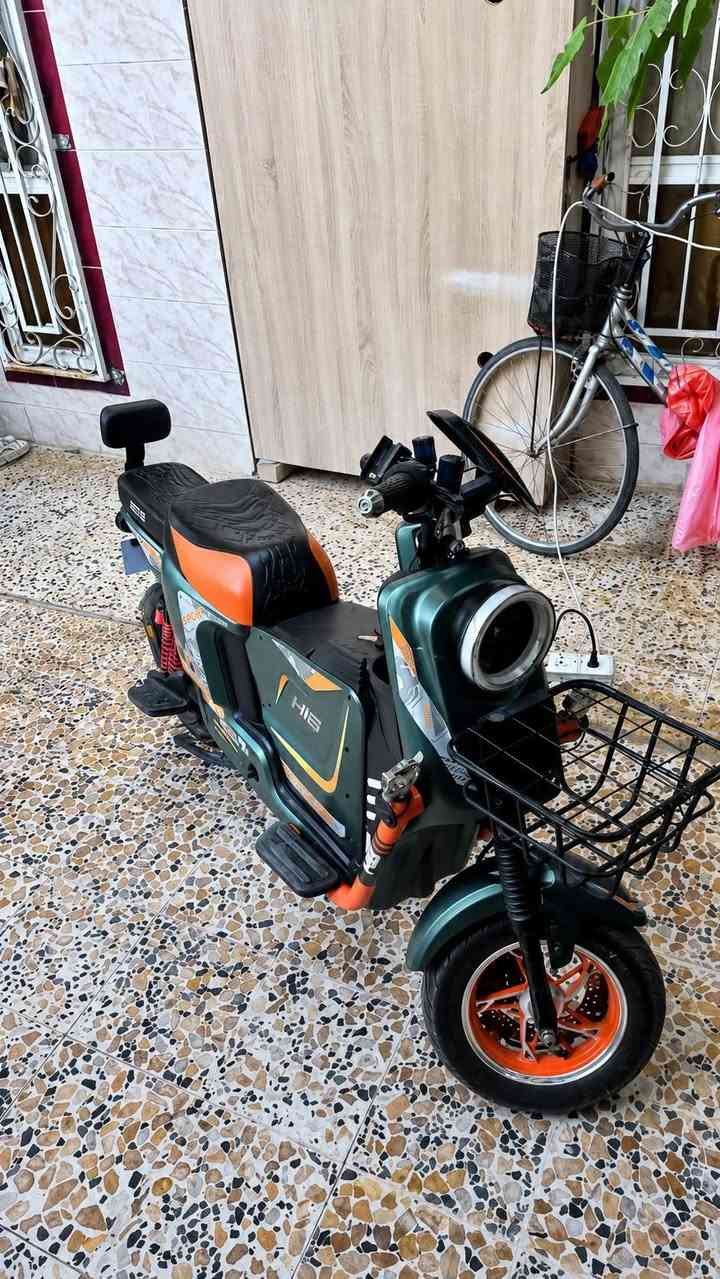 السلام عليكم دراجه شحن  900H بوكسر  ام الصندوك البنص 
نضيفه اخت الجديده فول مواصفات سويجات  بصمات  وشاحنه الاصليه بطاريات البلادي  مالته وسله أماميه وجفايات القدم ولايت عالي ناصي ورماش اشاير يمنه يسره وقفل الستيرن مانع سرقه انذار وبصمه تربط على التلفون تشغيل وطفي وباقي المواصفات دراجه مكفوله من كلشي رايده 500 بي مجال للطيبين  رقم الموبايل ***********
