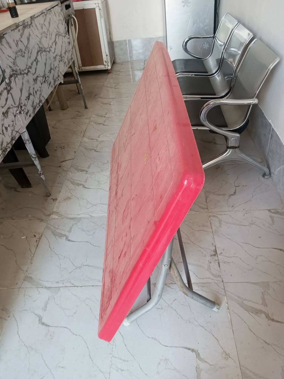 كريل بركر +ميز حديد مسدس طول3*2 عرض 40 سانتيم عليه قاعده مال كريل البركر +ميوزة طعام عدد 4 +كراسي 4 +مقعد ثلاثي +سنك+ثلاجه يعني غراض مطعم كامله بس تفتح مشروعك 
للاستفسار الاتصال على الرقم ***********
ملاحظة ابيعهن شلعه وحده مابيع مفرد اليحتاجهن يخابرني 
سعرهن 600 الف كلهن
