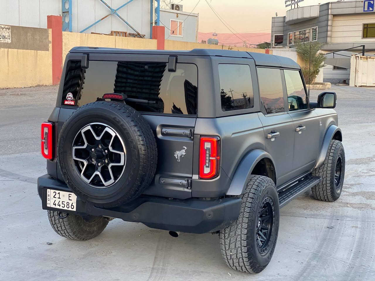 Ford bronco 2023 V6  Awd ***********
الون نفطی .6سلندر تیربو المواصفات 3 دکن . فول بصمة . بعد تشغیل .شاشە کبیر.  کشانت هیتر . ٥ کامیرات . رادار امامی . Ppf ضمان 3 سنة . رقم بسمی سنویة 2029 جدید . بابین سکن صبوغ و جاملخ خلفی صبوغ بدون دواخل 
سعر 320$$ مکان سلیمانی السليمانية, العراق
