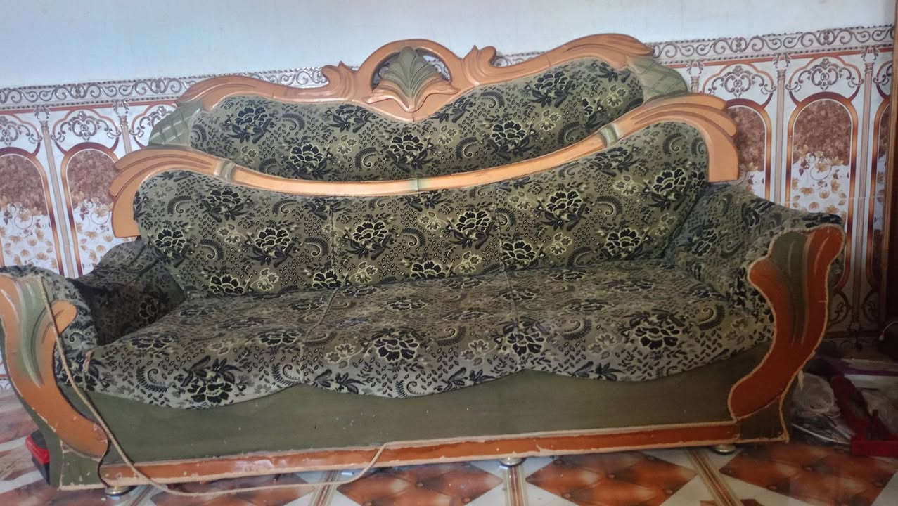 للبيع
ثلاث قنفات چبيرة واربع كراسي كما موضح بالصورة 
السعر 100 وبعد بيه مجال انوب 
المكان تكريت الديوم
***********
