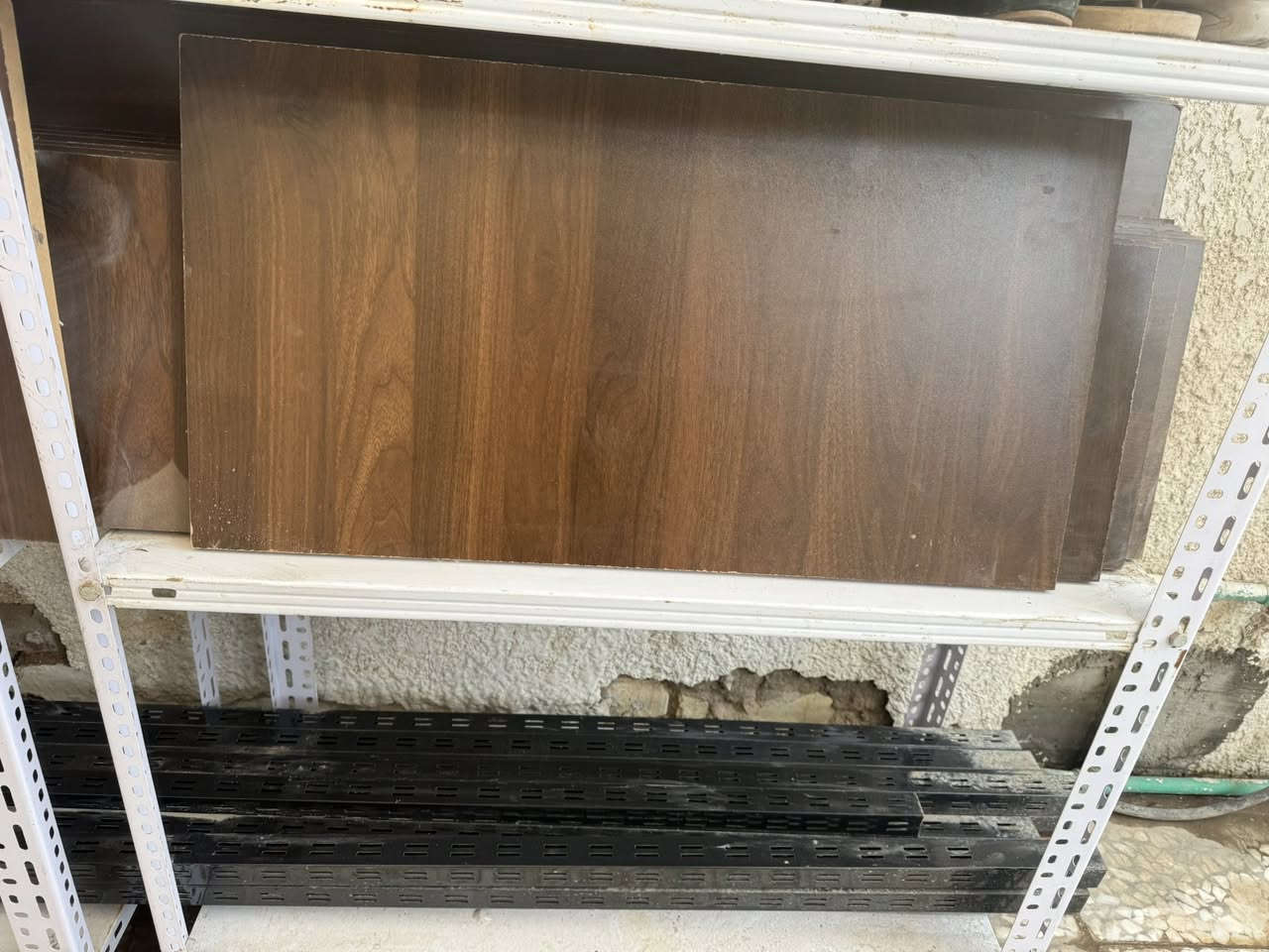 السلام عليكم رفوف محلات عرض للبيع موضح كما في الصورة للاستفسار الاتصال على الرقم ***********
