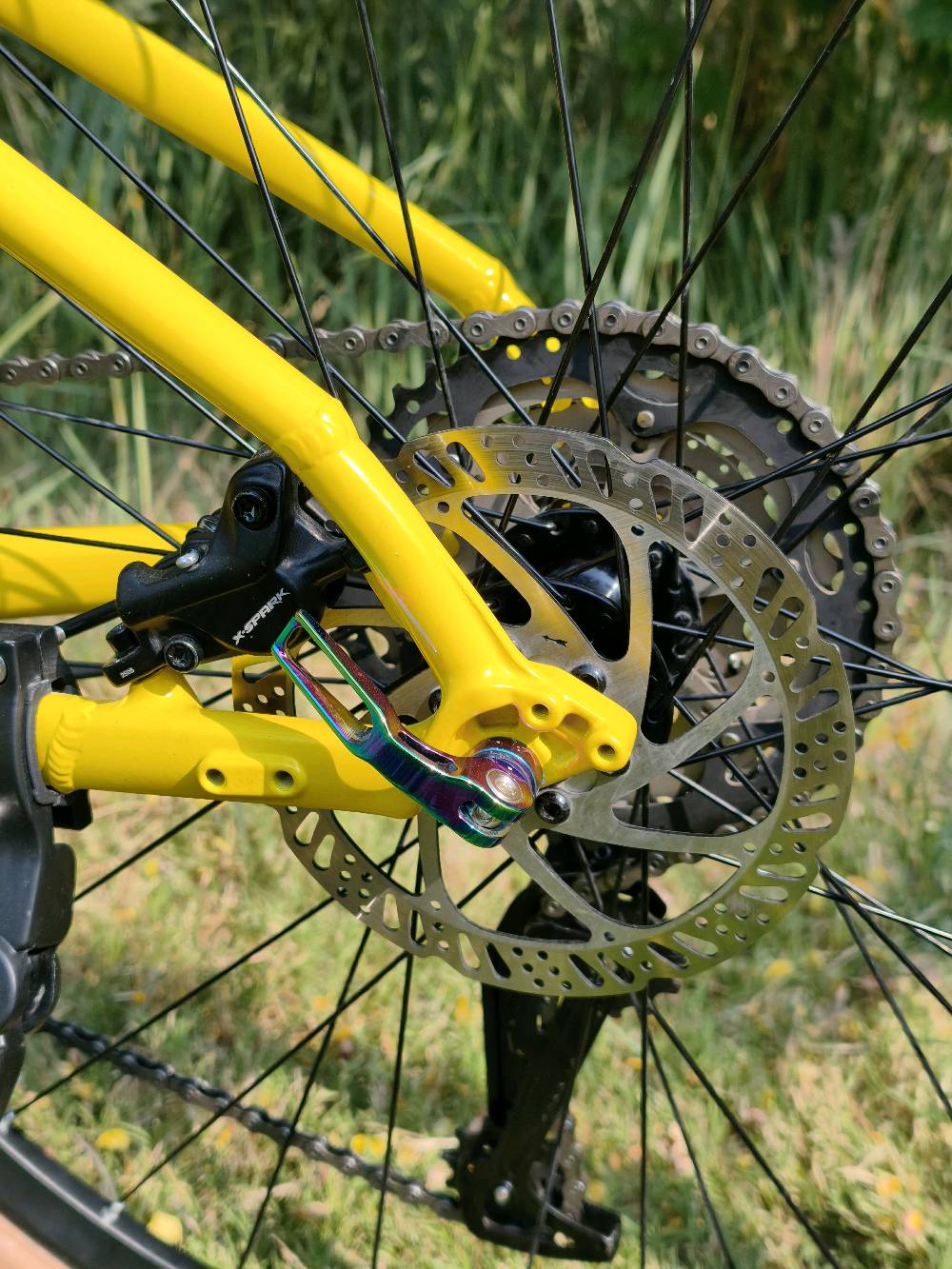 دراجة جبلية متطورة للطرق الوعرة. تتميز بهيكل بلون أصفر مشرق وتصميم يجمع بين الانسيابية والمتانة. مجهزة بمكابح قرصية قوية، ومغير سرعة متعدد المستويات لتجربة قيادة محسنة على كافة أنواع الطرق. المقعد واسع ومريح مع نظام تهوية ودعم إضافي. فرصة رائعة لعشاق المغامرة.