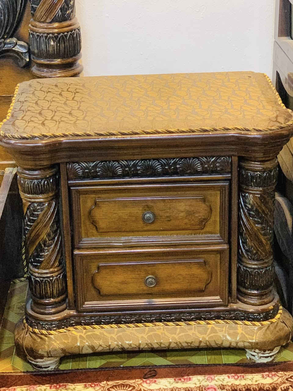 غرفه للبيع ثكيله السعر 450 و بيها مجال الموقع موصل الايمن الرقم ***********
