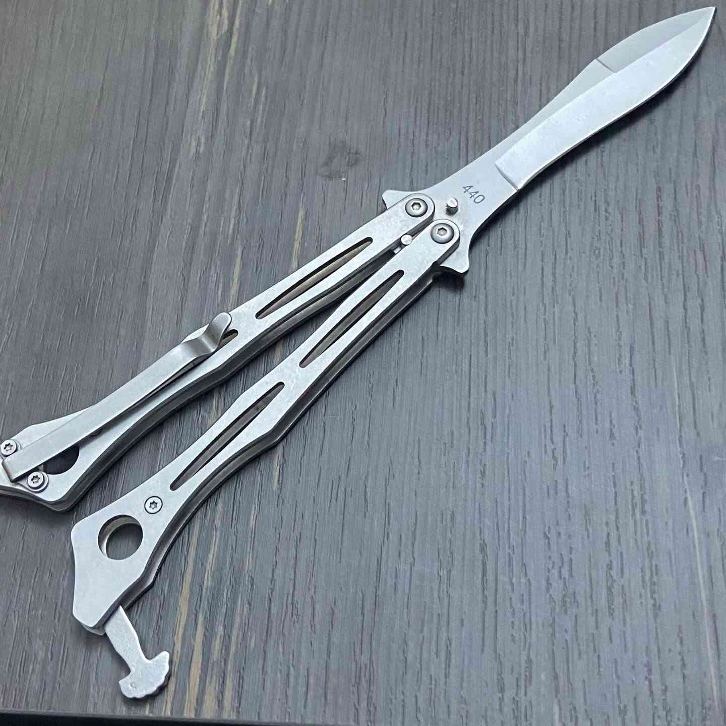 ⁨ 🔪 سكين فراشة (Butterfly Knife / Balisong) للبيع
 الحالة: مستعملة بحالة ممتازة جداً ونظيفة (نفس الصور تماماً).
 نوع الستيل: مصنعة من فولاذ 440 Steel المقاوم للصدأ والقوي.
 التصميم: تصميم كلاسيكي مميز باللون الفضي الكامل، انسيابية عالية في الحركة والقلب (Flipping).
 الملحقات: تجي مع الكفر (الجراب) الخاص بها للحفاظ عليها.
 النقوش والبراند: مختومة بشعار Spyderco ورقم الستيل 440.
💰 السعر:
50,000 دينار عراقي (قفل)
راسلني للحجز،📍 المكان: بغداد (متوفر توصيل لجميع المحافظات في حال الإتفاق)⁩


**إذا كنت صاحب هذا الإعلان وتريد حذفه لأي سبب، رجاءا أرسل رسالة إلى الدعم الفني**