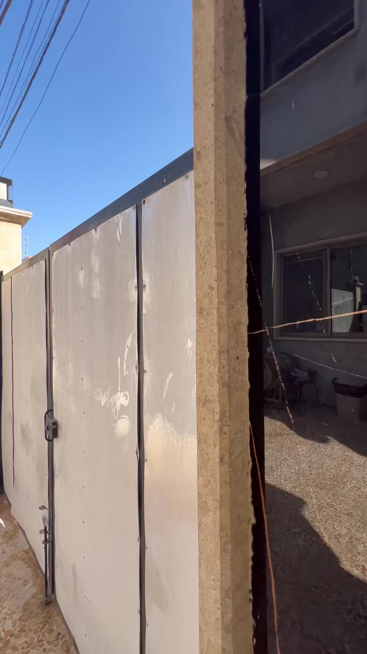 #للبيع
بيت في حي المزارع الثانية خلف مول تيم مارت  

المساحة 200 متر طابقين  

الطابق الاول غرفتين وصاله واستقبال ومطبخ حار + بارد بالاضافه الى 3 مناور البيت شروق قبلة

الطابق الثاني اربع غرف نوم وصالة وصحيات كامل بس ناقص لبخ وكاشي كامل سيراميك وتاسيس كهرب ومجاري  

للاستفسار الاتصال على الرقم 

***********
