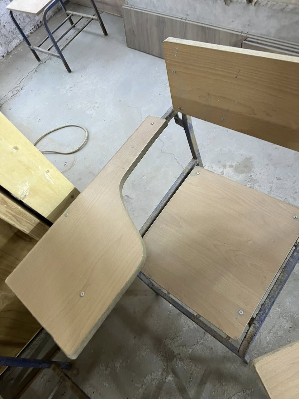 كرسي جامعي عدد 100 ب 10 الواحد مكان نجف السياحي ***********
