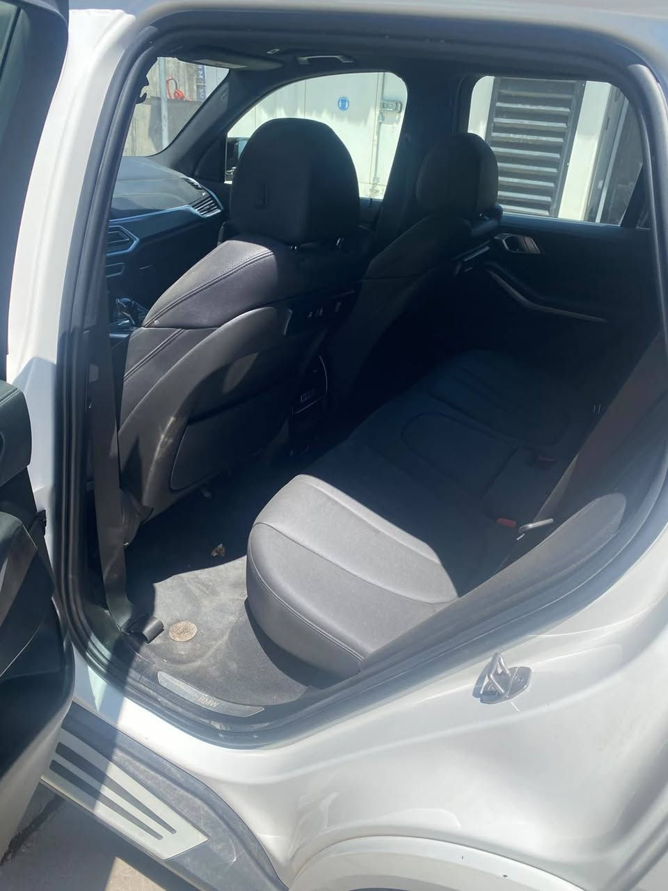 مكلف بالنشر للبيع: ملكة الفخامة والأداء BMW X5 40i موديل 2022 (وارد أمريكي بحالة الوكالة)
لعشاق الفخامة والقوة الألمانية، معروض للبيع  السيارة غنية عن التعريف من ناحية الراحة، المتانة، والتكنولوجيا المتطورة.
​🔹 تفاصيل السيارة:
​المحرك: TwinPower Turbo 6-Cylinder (قوي واقتصادي جداً).
​سنة الصنع: 2022.
​الفئة: 40i.
​الوارد: أمريكي (حادثها بنيد طاير ع قماره ربع القماره لحد السلايد او اقل والجاملغ الخلفي صفحه السكن 
​
​اللون الخارجي:  أبيض صدفي
​اللون الداخلي: [اكت لون الكشنات، مثلاً:اسود.جلد 
​🔹 المواصفات والمميزات:
سلايد .
​شاشات ديجيتال حديثة (عدادات + تدعم Apple CarPlay و Android Auto).
​نظام ملاحة متطور (Navigation) وكاميرات 
​أنظمة قيادة متعددة (Sport, Comfort, Eco Pro).
​حساسات أمامية وخلفية مع نظام المساعدة على الاصطفاف (Auto Park).
​رادار أمامي وخلفي، تحديد مسار، ونظام مانع الاصطدام.
​إضاءة LED داخلية (Ambient Lighting) بألوان متعددة.
​نظام صوتي احترافي مجسم.
​تخم تاير جديد، وجاهزة من كل النواحي (برغي ما تحتاج).
​🔹 حالة السيارة:
السيارة بحالة ممتازة جداً (أخت الزيرو)، ميكانيك وكهرباء وجير ومحرك 100% بشرط الفحص أينما تحب. تحويل السنوية مضمون وفي يوم واحد. ***********
مكلف بالنشر للبيع: ملكة الفخامة والأداء BMW X5 40i موديل 2022 (وارد أمريكي بحالة الوكالة)  السعر 36 وبيها مجال
