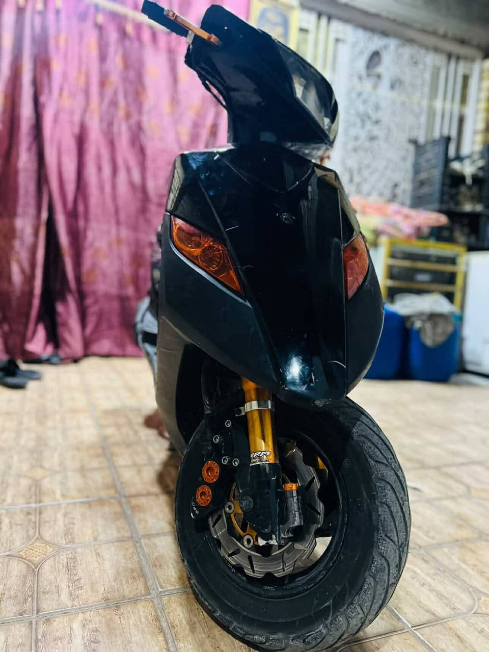 سلام عليكم دراجه ثعلب مزوده نواعم مكينه بلاديه ما مفتوحه شلعه ومعدل
مال رمبه صارله أربع أيام 
مكاني بغداد الحسينية الراشديه
***********
