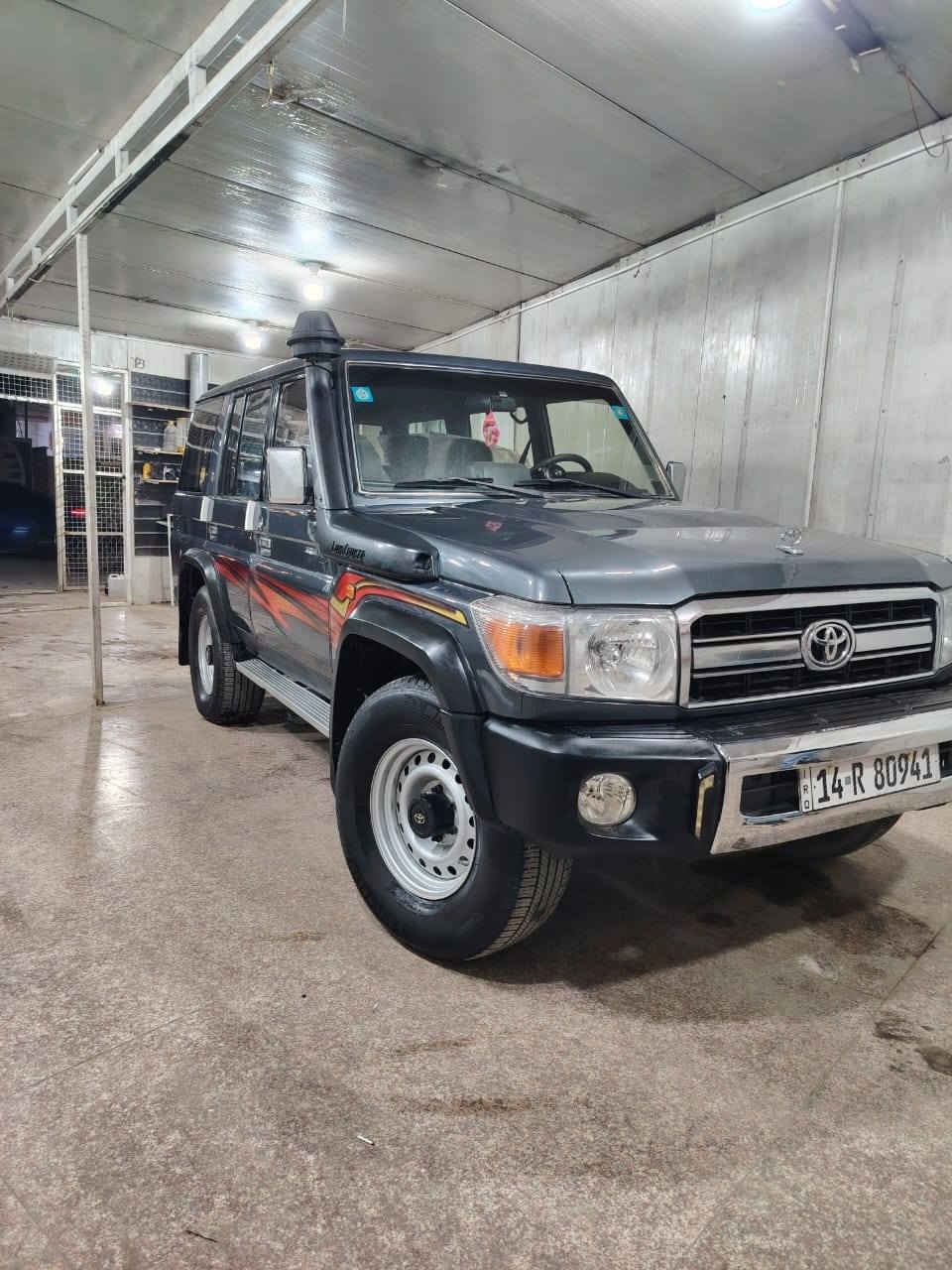 السلام عليكم لاندكروزر حوثيه موديل ١٩٩٢ا لسياره جاهزه
ومصروف عليها كامله  كير عادي محرك كازز تويوتا ابلادي جديد  سلايد رووف تخم تاير جديد كهربائيات كلها شغاله
تبريد داخل جديد جدا التنته مغلفه كنتاره اسود مصبوغه عام جماليه فقط  حداديه أمامي وخلفي جديد المكان بغداد حي الجهاد للاستفسار الاتصال *********** السعر اتصل او راسلني خاص  سياره بسمي شرط تحويل
