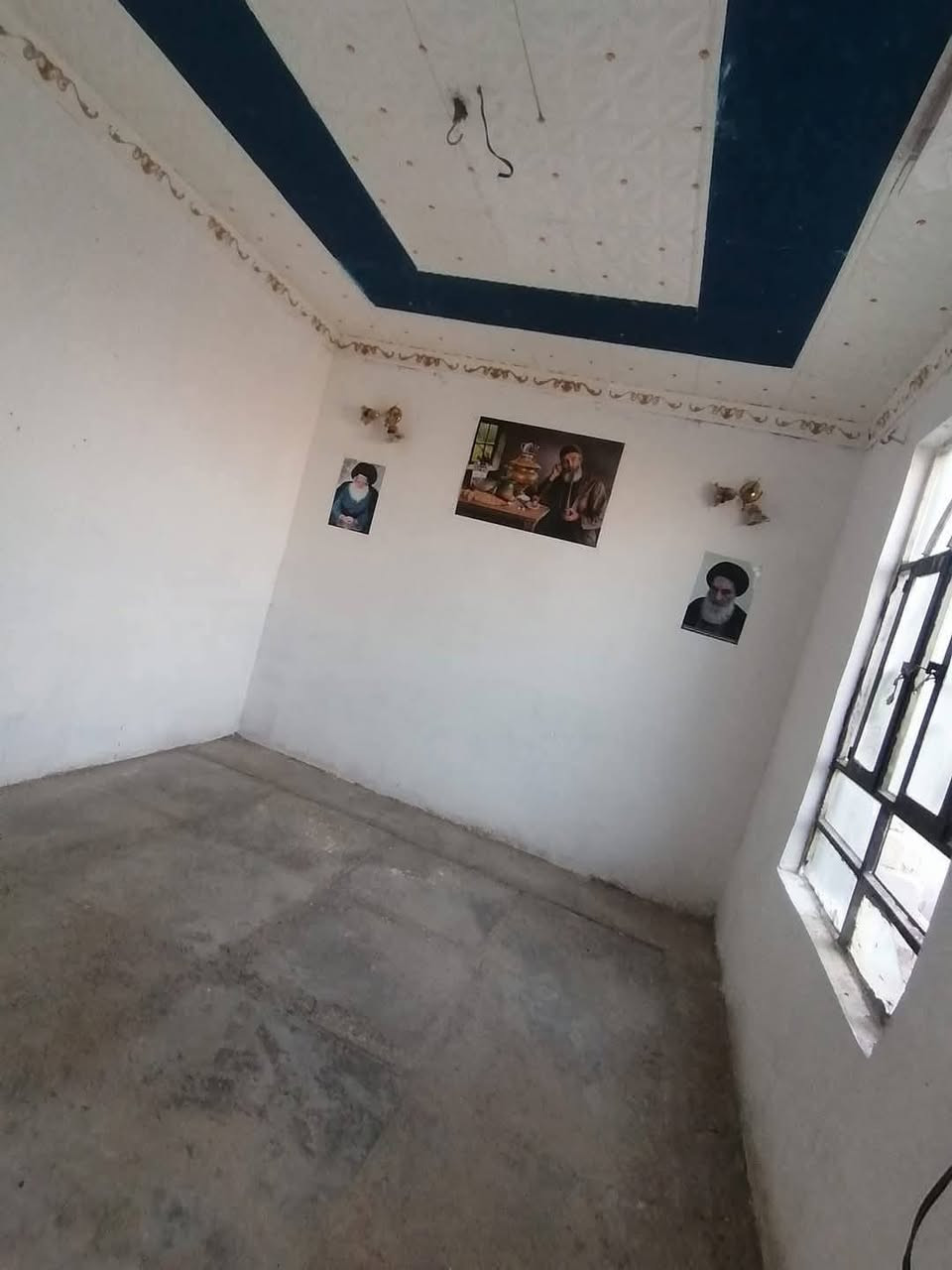 بيت للبيع بلكربلائي. كافه الخدمات متوفره.    . ب 18. مليون
مساحته ميه.  غرفه ومطبخ وصالعه وعالي عن الشارع.  
***********. وتساب
