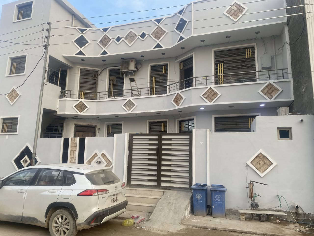 السلام عليكم 
دار للبيع  🏠
   طابو زراعي سند 25

🔺 المساحة الدار  : 195 متر 

🔻الواجهة: 15م.        🔺النزال: 13 متر 
  (ثلاث غرف نوم )

🔷بناء حديث درجة اولى مع خدمات راقية:
      🔹   
     

      

🔶الطابق الارضي: 
 
       🔸️مدخلين 
       🔸استقبال. 
       🔸️صالة 
       🔸️مطبخ مستقل. 
       🔸️خدمات صحية 
       🔸️ غرفتين نوم 4.5 متر *4.75 
       🔸️منور 
      

🔶الطابق الاول:  نظام شقق درج خارجي 

        🔸️كل شقه تحتوي على 
         🔸️مطبخ  
     
 
       🔸️ 2غرف نوم كبار +(بلكونه )
       🔸️خدمات صحية 

الطابق الثالث  بيتونه وسطح

ملاحظة /  تائسيس  الكهربائيات وطني ومولد مفصولات + سخان وتانكي مفصولات عن الطابق الارضي    
   
📌موقع الدار:
      بغداد الكرخ شاطئ الطي   - نزال عباس الكهربائي   

للاستفسار  مع صاحب الدار 
‭‭***********‬‬ ☎️ بي واتساب
او ***********
