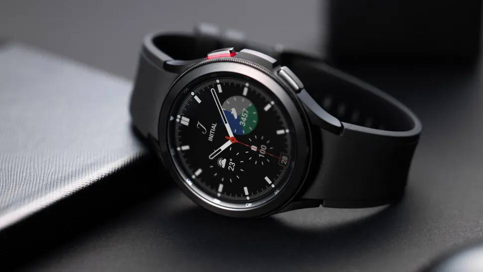 إصدار النخبة | Galaxy Watch 4 Classic

تجمع ساعة Galaxy Watch 4 Classic بين عراقة التصميم السويسري والابتكار التقني من سامسونج، لتشكل المعيار الأرقى للساعات الذكية الفاخرة.

المواصفات الهندسيـة:
 * صلابة الفولاذ: هيكل مصقول من الـ Stainless Steel باللون الأبيض الملكي، مع الإطار الدوار الميكانيكي للتحكم الفيزيائي الدقيق.

 * الأبعاد والراحة: إصدار 41 ملم الذي يحقق التوازن المثالي بين الحضور اللافت والراحة الاستثنائية على المعصم.
الأداء والاتصال السيادي:

 * تقنية LTE: استقلالية تامة في إجراء المكالمات وإدارة البيانات عبر الشريحة الإلكترونية (eSIM) دون الارتباط بالهاتف.

 * البيئة الرقمية: نظام WearOS المتطور، الذي يمنحك وصولاً مباشراً لكافة تطبيقات Google ومنصات التواصل الاجتماعي.

المنظومة الصحية:

 * الدقة الحيوية: حساسات متقدمة لمراقبة ضغط الدم، تخطيط القلب (ECG)، وتحليل تكوين الجسم بدقة احترافية.
لوتس فون | المعيار الأمثل للأجهزة الأصلية

للتواصل والحجز المباشر عبر منصاتنا:

 * الواتساب المباشر: wa.me/9647805437288

 * قناة تيليغرام: t.me/lutesphon

 * حساب إنستغرام: instagram.com/louts_phone


**إذا كنت صاحب هذا الإعلان وتريد حذفه لأي سبب، رجاءا أرسل رسالة إلى الدعم الفني**