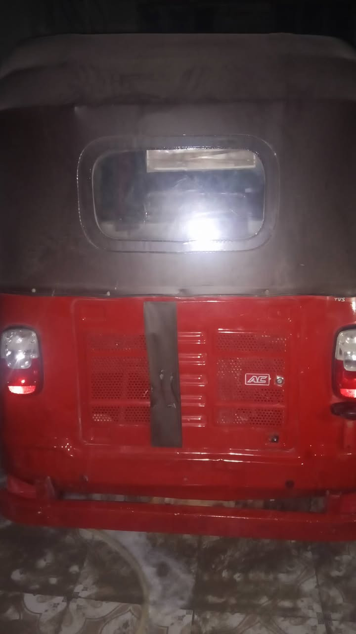 تك تك للبيع موديل 18 تي في اس  مكينه جديد وكهرباء كوله شغاله تك تك نضيفه السعر 4 وسبعميه وخمسين قفل مكان ناصريه رقم *********** شراي يتصل
