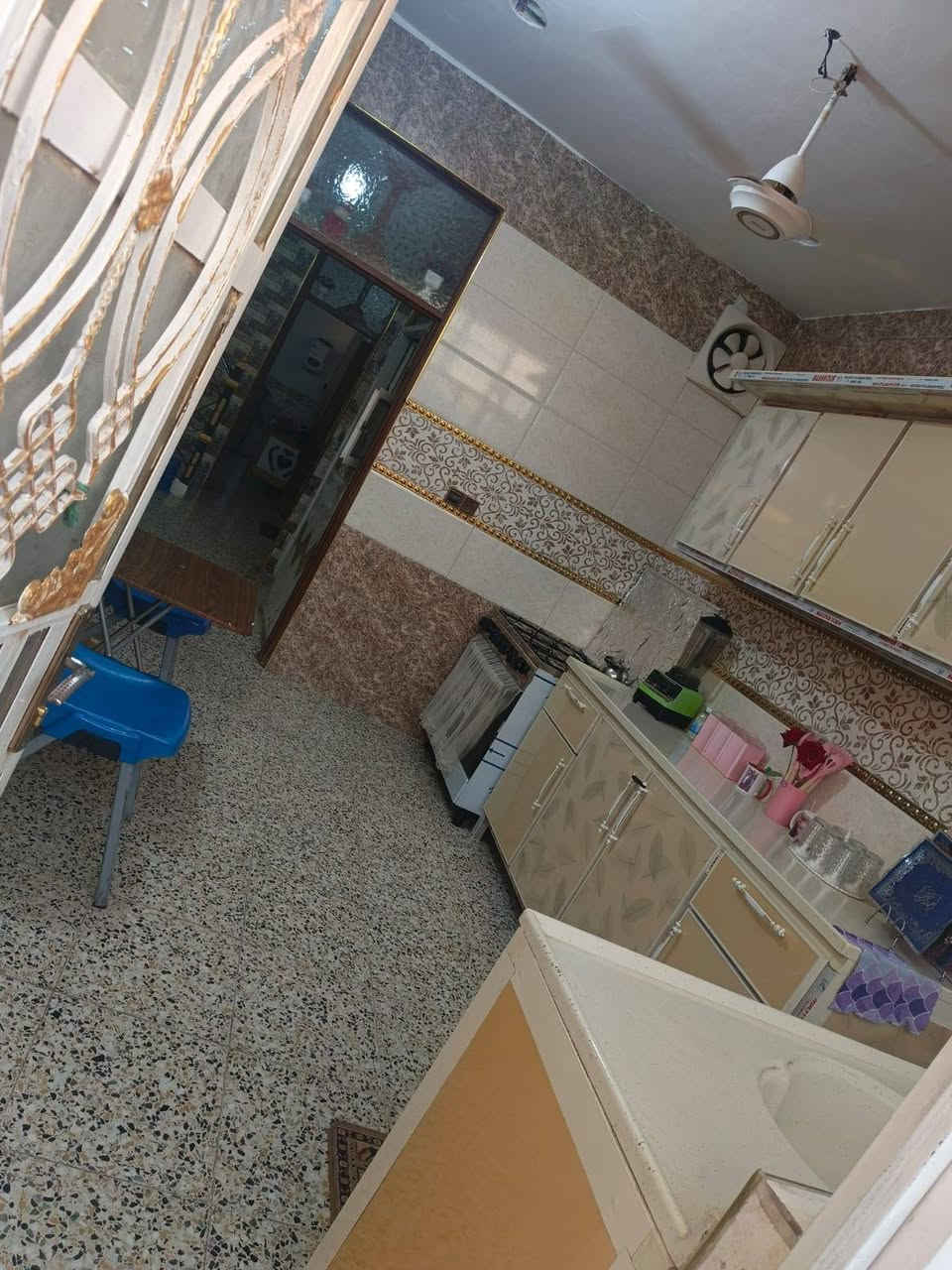 السلام عليكم  بيت زراعي لبيع مساحته 100متريتكون طابق ونص لبيت كامل غرفه صاله استقبال مطبخ وغرفه فوك  خدمات ماء كهرباء تبليط المكان بغداد جسر دياله منطقت العريفيه السعر 70وبي مجال رقم الهاتف ***********
