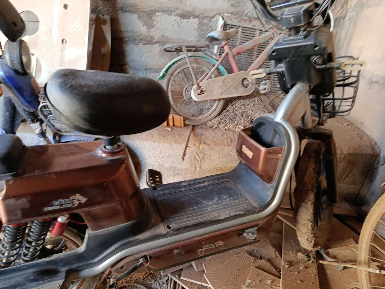 السلام عليكم بايسكل شحن للبيع
كامل بس نقص شاحنه وبريك وره

مكاني ديالى خان بني سعد

سعر 275 وبي مجال

***********
