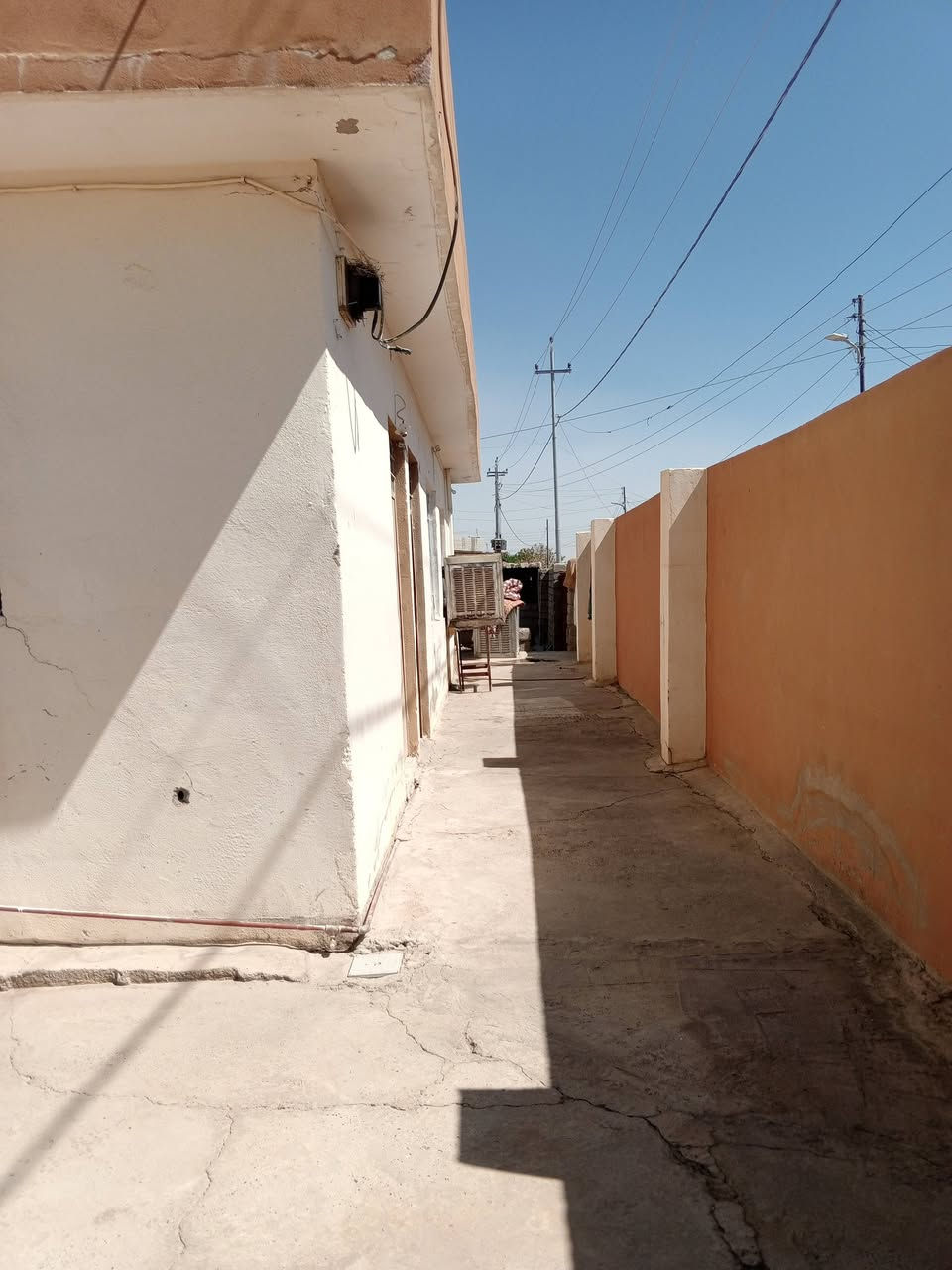 تم اعادة النشر 

#لـلـبـيـع
#بيت_ركن_غربي يحتوي 
المساحة : 360 متر 
إستقبال :  4*6  /.  غرفين ٢ : 4*4 /. مطبخ :    4*5 
هول : 4*9  /. حمامات ٢ تواليتات ٢ / حديقة : 5*6
بالاضافة الى كراج سيارة ومخزن مواد 

*ملاحظة البيت بناء عادي يعني الارضية صبة 
فقط المشتملات سراميك 
#السعر ٣٠ مليون وبي مجال شيء بسيط للطيبين

الموقع : بادوش ، الشقق ،خلف المقبرة 

للتواصل الاتصال على***********☎️
***********☎️
***********☎️
