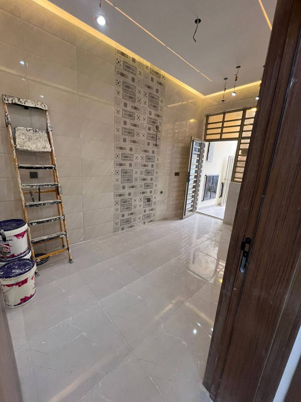 السلام عليكم دار للبيع المساحه 100 م الدوره البعيثه مجمع السلطان الثالث سادس فرع من الشارع العام الدار يحتوي على غرفه نوم وصاله ومطبخ ومنور وبيتونه كبيره وعدد صحيات اثنين الدار باسمي مباشر تنازل الشركه اقرار محكمه السعر 105 الاستفسار اكثر الاتصال على الارقام التاليه ***********,,,,,,,,***********
