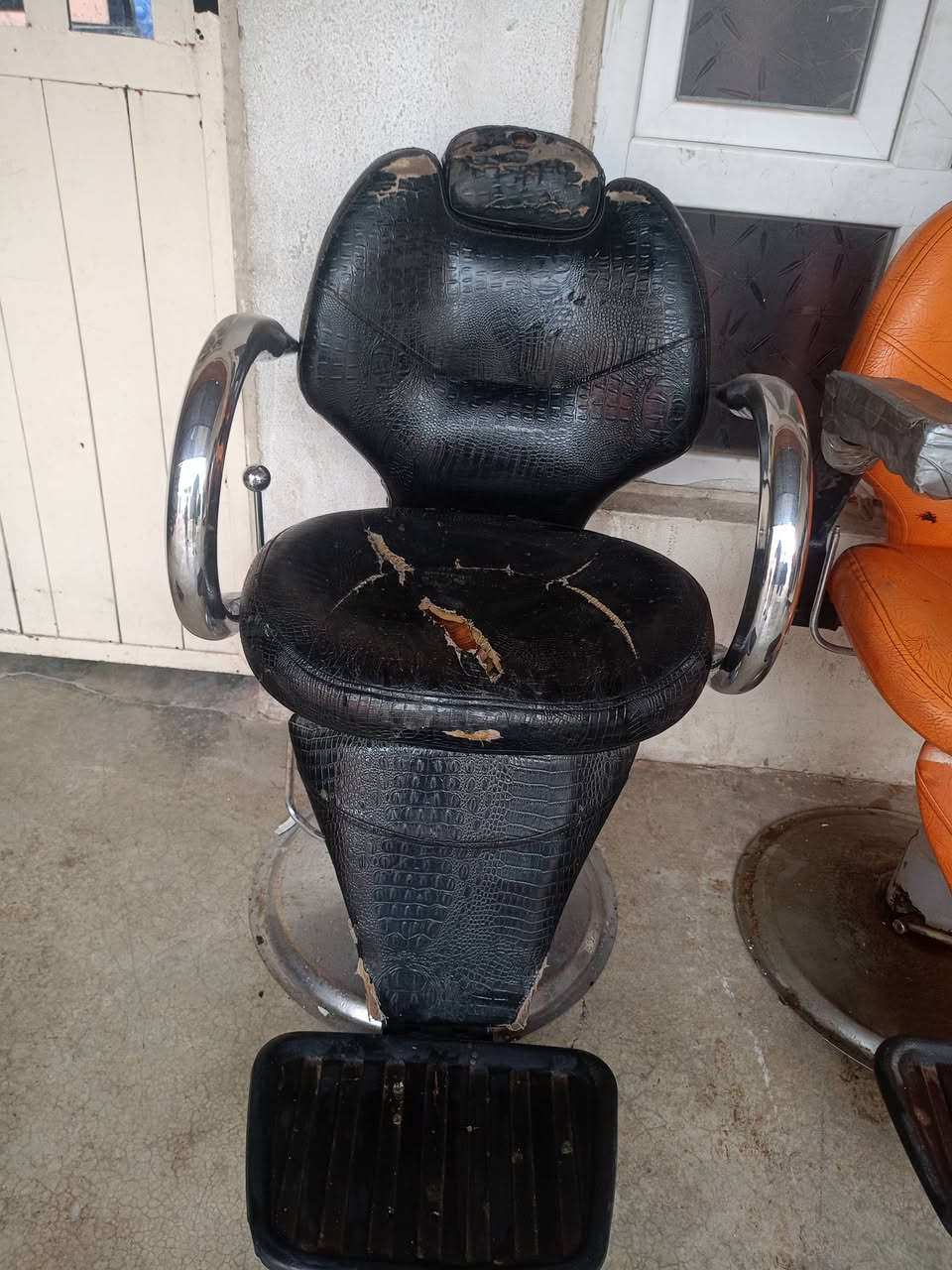 سلام عليكم كراسي حلاقين مابيهن اي عيب سعر الواحد ع 50وبي مجال ممتوجد ع فيس اتصل ع رقم ***********
