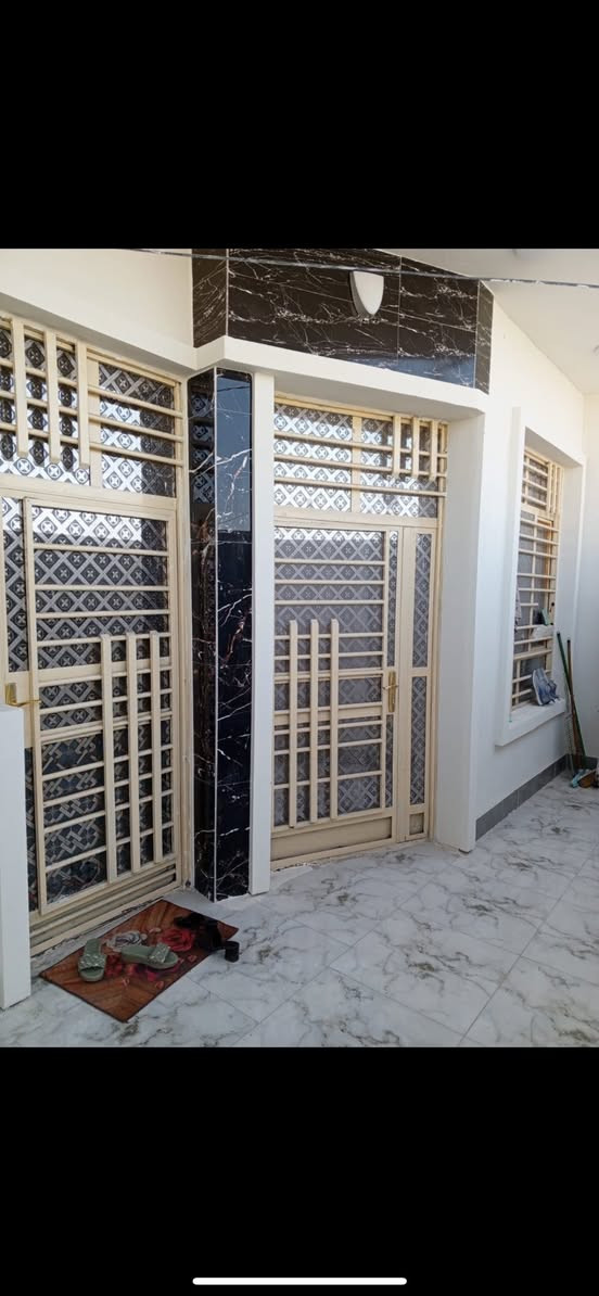 بيت للايجار مؤثث في الزعفرانيه مجمع بيت بنيه جاهز للسكن غرفتين نوم  الفرع 13 يسار  يتآجر مؤثث 
البيت مدخلين كراج 
الطابق الارضي يحتوي على استقبال ومطبخ وحولي وخدمات وترك وغرفه نوم 
والطابق الثاني غرفه نوم  ومخزن بيتونه وسطح
البيت مؤثث من سبلت  عدد 1 وكاونتر + طباخ
 واثاث غرفه نوم  وتخم قنفات ومبردة
وماطور ماء وخط السحب
سعر الايجار 500 
***********  واتساب
