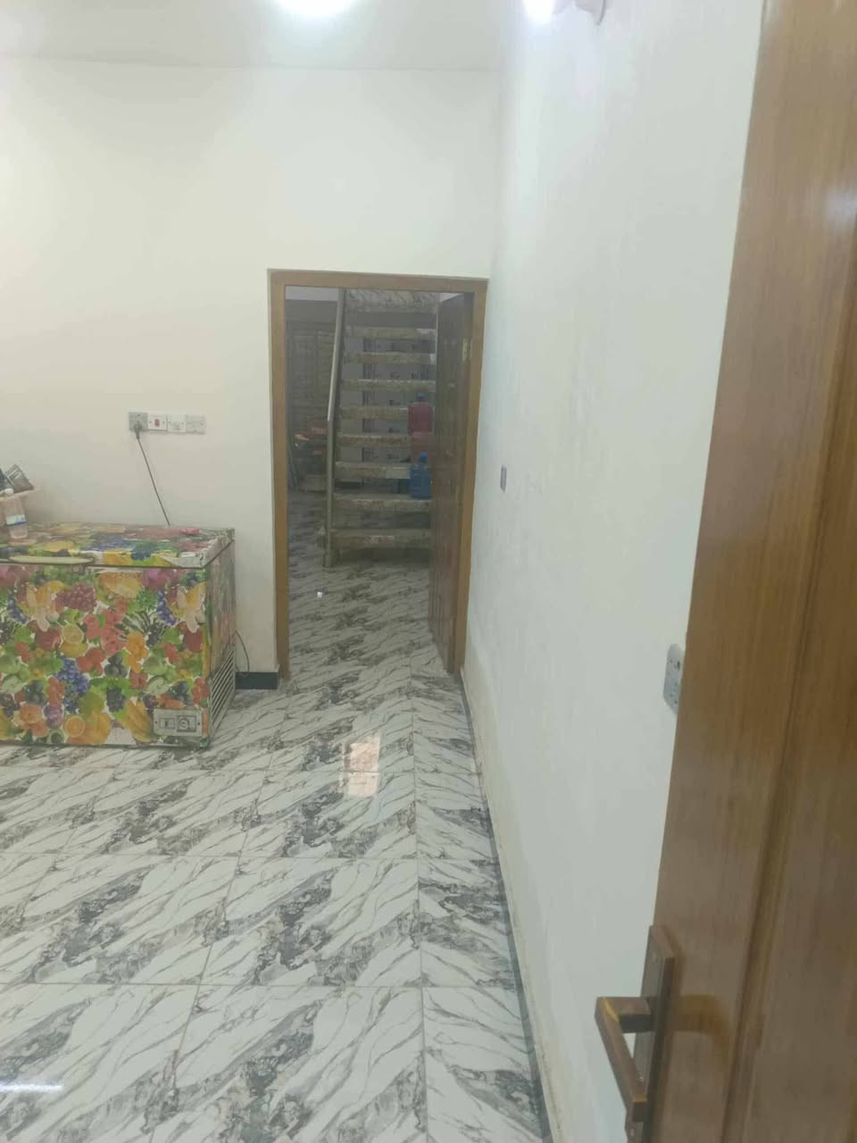 بيت للبيع ١٢٠ متر محدث جديد العنوان شهداء البياع شارع المظخه الاول خلف اسواق الطائي طابو ملك صرف بأسم شخص واحد الطابق الاول يحتوي على غرفة نوم وصاله وهول ومطبخ وحمام وتواليت داخلي وخارجي الطابق الثاني غرفة نوم ومجموعة صحيات السعر  عالخاص او الاتصال على هذا الرقم *********** متوفر واتس اب
