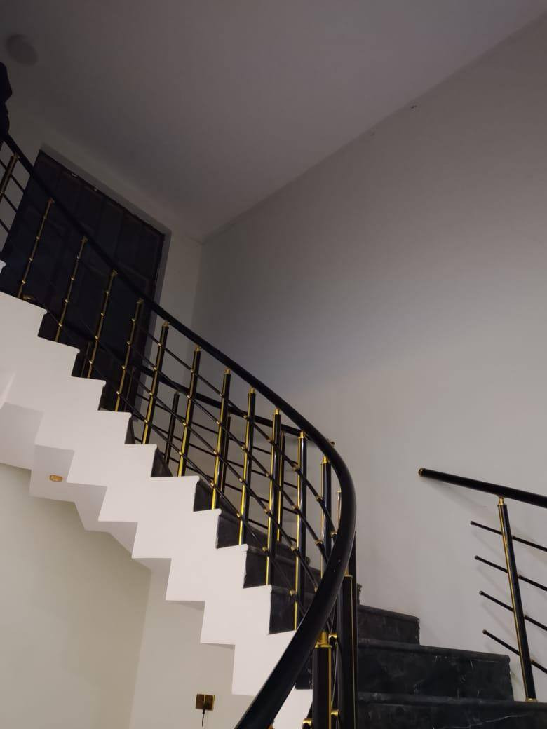 يحتوي عل غرفتين ومناور اثنين وصحيات وديوانيه وصاله وحديقه وكراج ومطبخ
مساحه ٢٠٠ مساحه البناء ١٤٠طابوك سنة البناء ٢٠٢٢
طابو زراعي سند 25/
السعر  ١٦٥ قفل
***********
