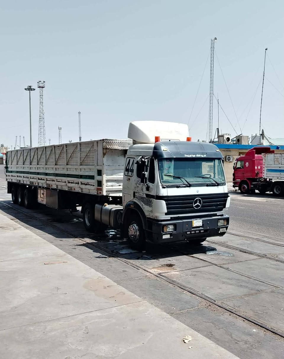 السلام عليكم مكلف بالنشر 
البي موديل 95 محرك 35 كير 210 كهربائي محور قليج سياره جوبلس محور سبرنك بيها منضومه مال قلاب مع عربانه 3 دناكير شاصي اروبي طول 13 ونص للاستفسار الاتصال على الرقم ***********
