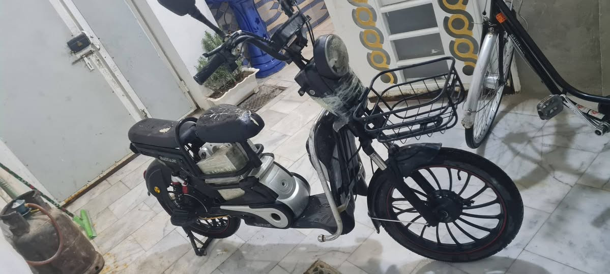 السلام عليكم دراجه شحن حجم عشرين للبيع البطاريه بيها 6 باتريات لي يريدها لتصال على هاذه الرقم ***********
