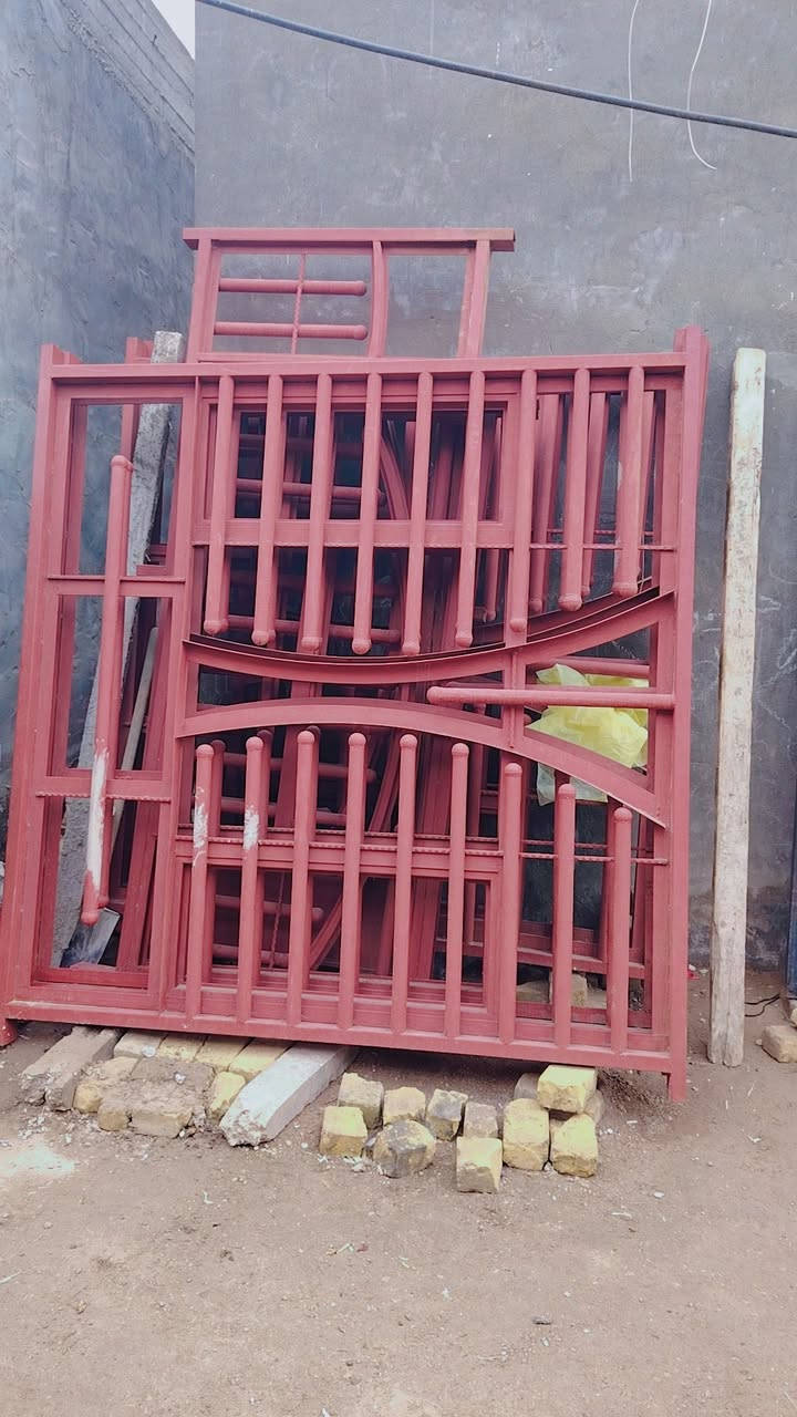 السلام عليكم خريطه كامله  جديد مامستعمل  باب مدخل وشباك بيتونه + ٥ شبابيج كبيره حديد درجه اوله وشغل تزكام تجي وشوف السعر ( مليون وبيهن مجال بسيط ) 
العنوان المدحتيه شارع البطاوي 
الرقم ***********
