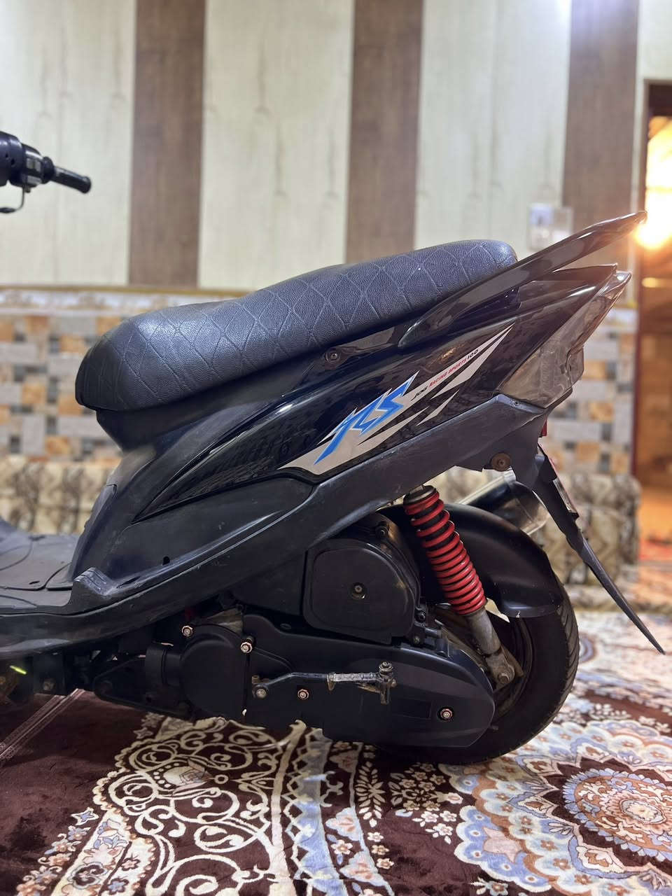 سلام عليكم دراجه ماكس عدله بسعر ٧٧٥ دراجه كلشي شغال وما نقصها شي بس سلف مابيها  جيب سلف شد وشغل وذا ما شتغل عاتبني كهربائيات كلها شغاله محرك مامفتوح ولا تنقيص ولا تبخير صوت خرسه ما تسمع بس صوت لكزوز ولكزوز بلادي من اجت اجه بيها هاذ ستيل صجمي تايرات دبلات كلش حلوات مكاني بصره خمسه ميل رقم هــ/*********** متواجد وتساب
