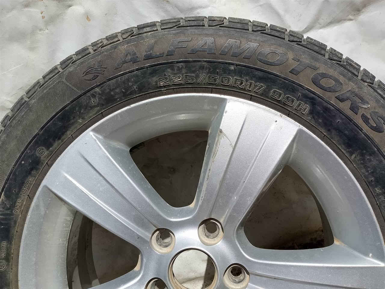 السلام عليكم تاير كامل جيب كومباس للبيع جاهز جيب وشد ***********
